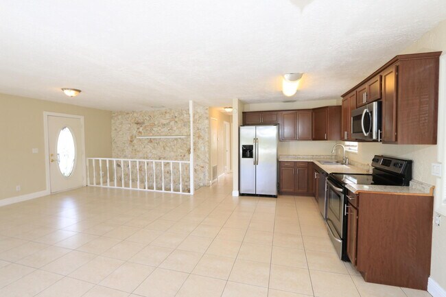 Building Photo - 4916 Silver Oak Dr