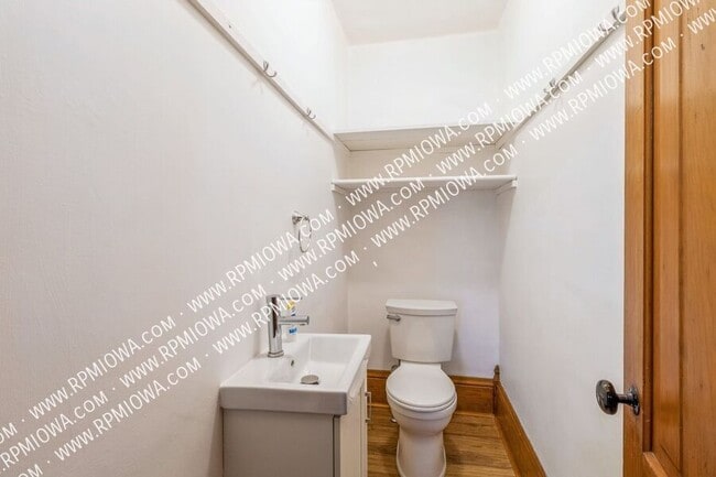 Building Photo - 1112 Main St