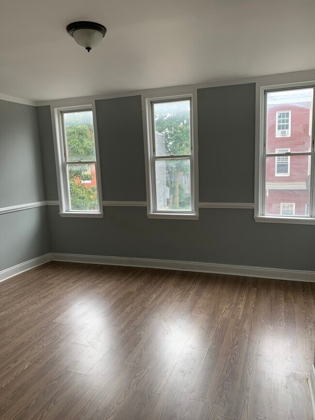 Building Photo - 4 Bed West Side Central Air