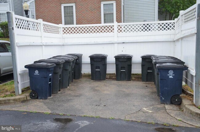 Building Photo - 1046 Spring Valley Ct