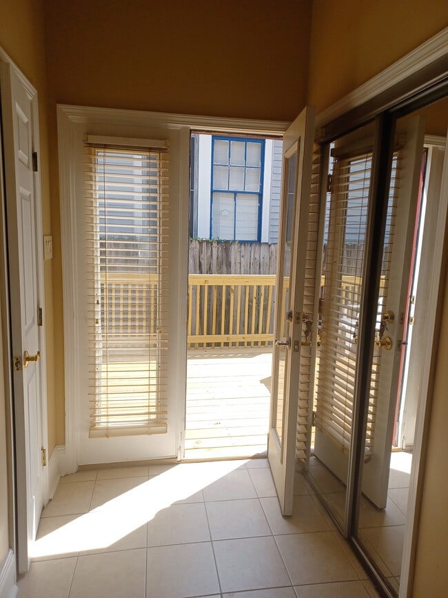 outside deck - 3015 Saint Peter St