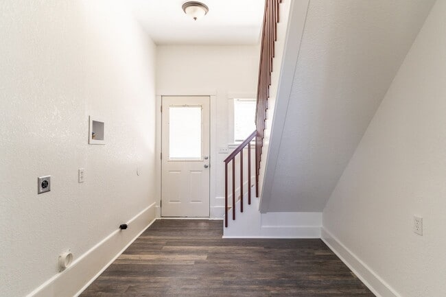 Building Photo - 3-Bedroom 2 Bath Classic Cape Cod House  (...