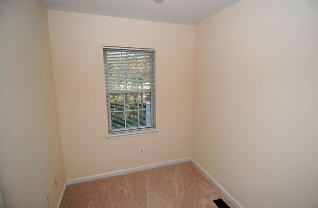 Building Photo - HEATHFIELD HALL- 3BD/2BA Townhome