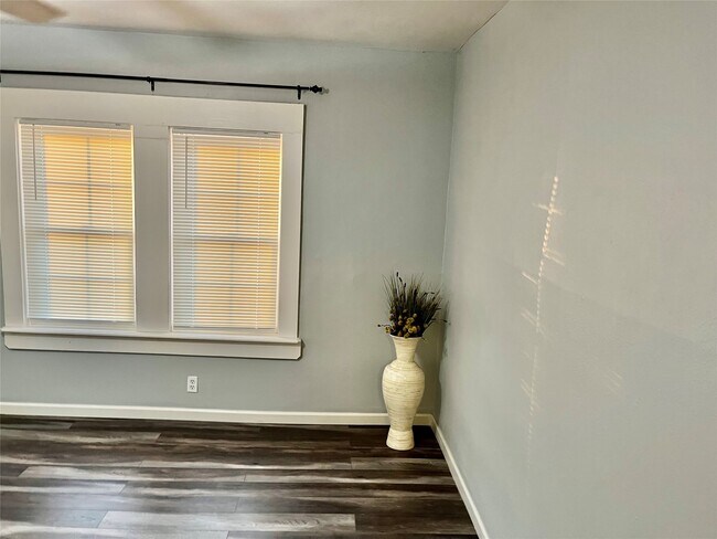 Building Photo - 106 N Eastwood St