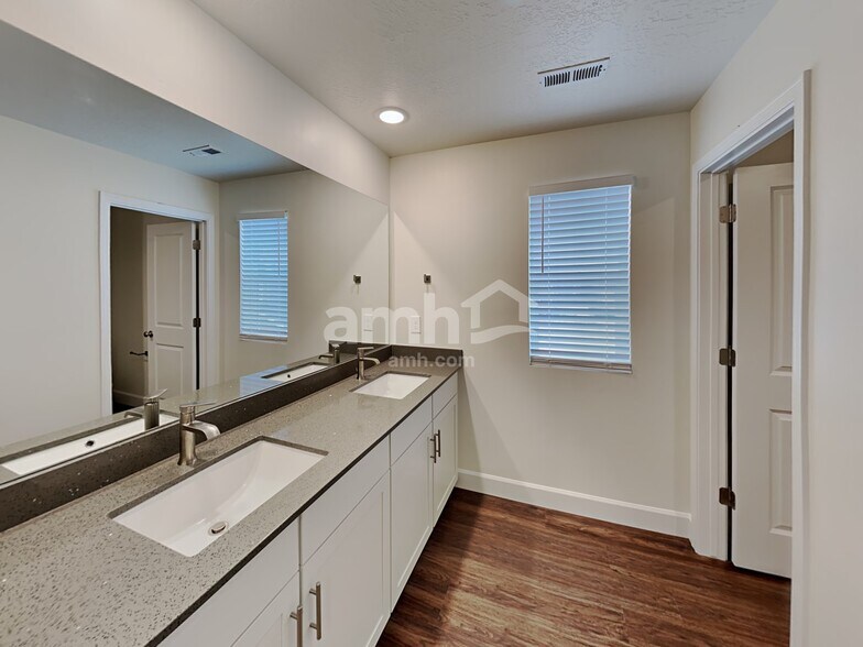 Building Photo - 2222 E Silverado Ln