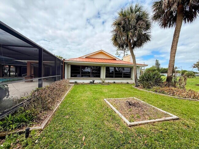 Building Photo - 465 SE Naranja Ave