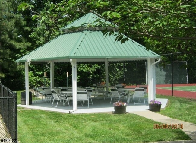 Building Photo - 2 Richmond Rd