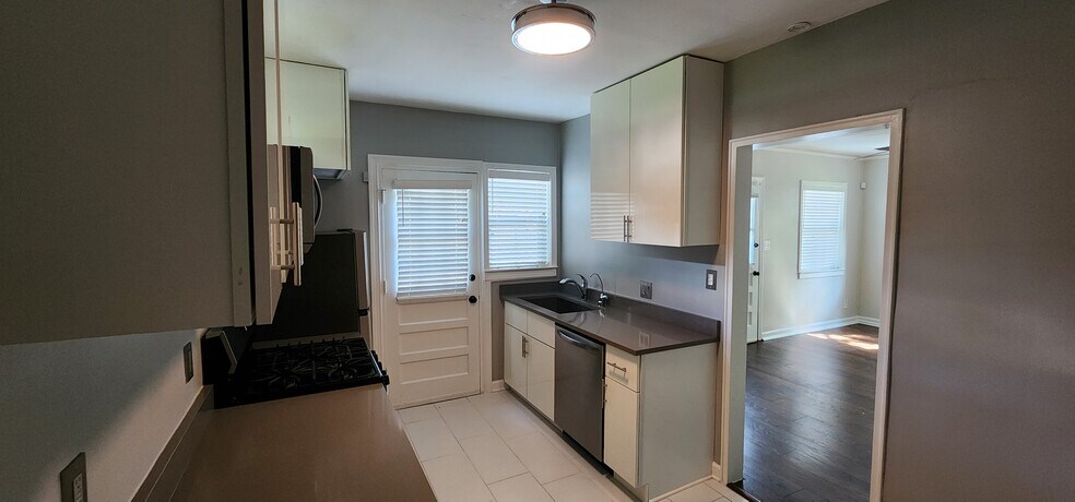 Kitchen - 415 Willow Ln