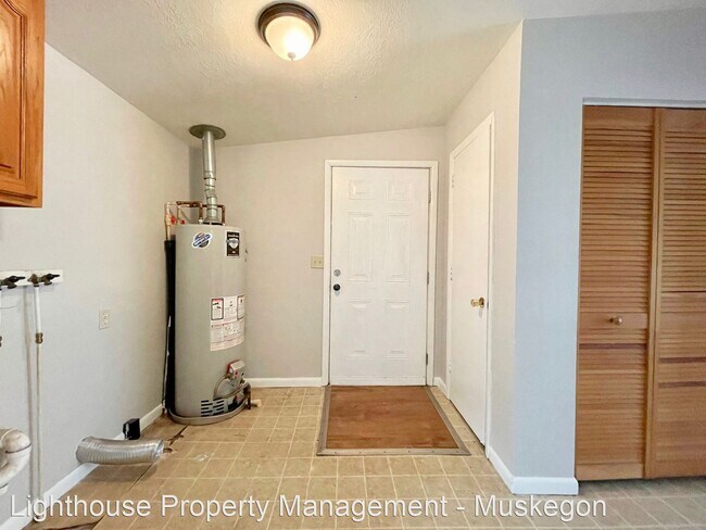 Building Photo - 3 br, 1 bath House - 6865 Evanston Avenue