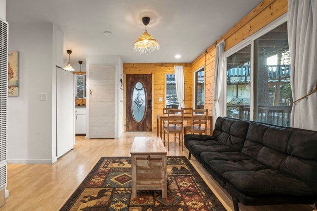 Building Photo - Nice condo near Heavenly available now!