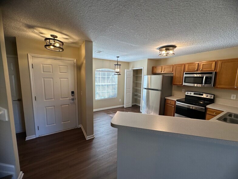 Building Photo - 1630 Vineland Cir