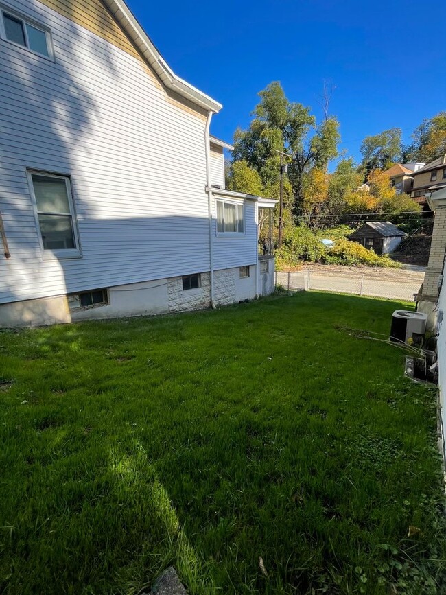 Building Photo - 2 Bedroom 1 bath w/laundry and yard