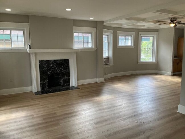 Building Photo - 611 E Mitchell Ave