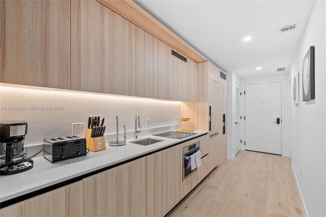 Building Photo - 225 N Miami Ave