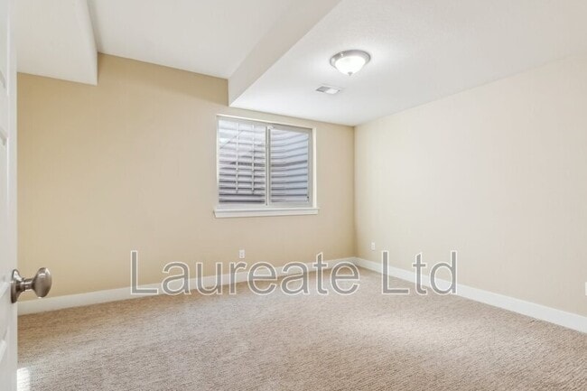 Building Photo - 5438 Valentia St