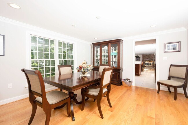 Building Photo - Luxurious Spacious and Bright , Gorgeous P...