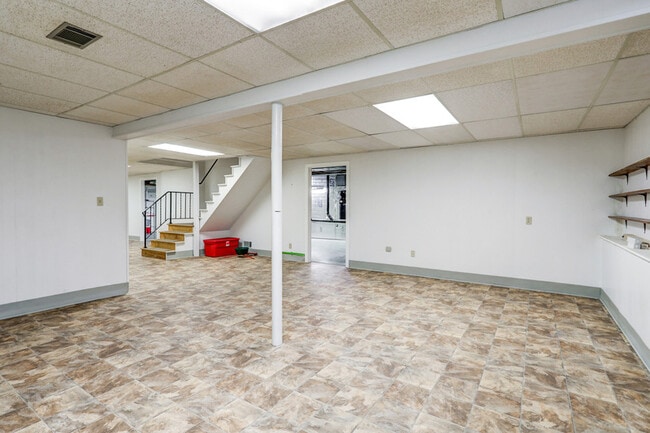 Building Photo - 1827 Larchmont Ln