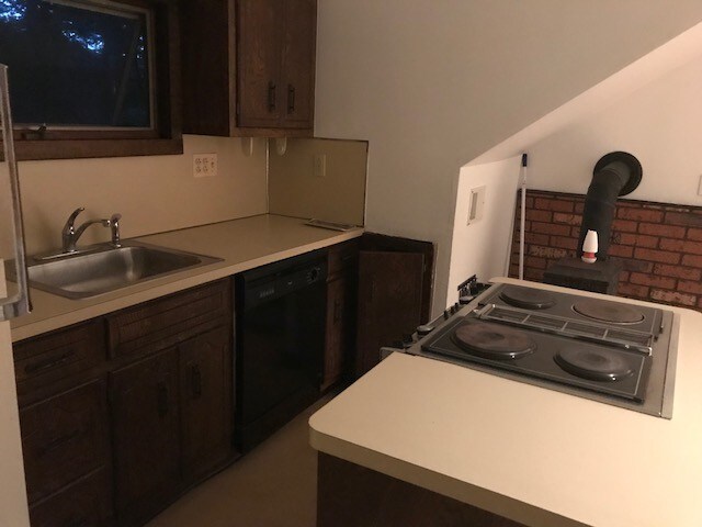 Primary Photo - 1 Van Etten Ln