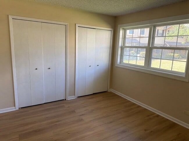 Building Photo - 353 S Whispering Hills Dr