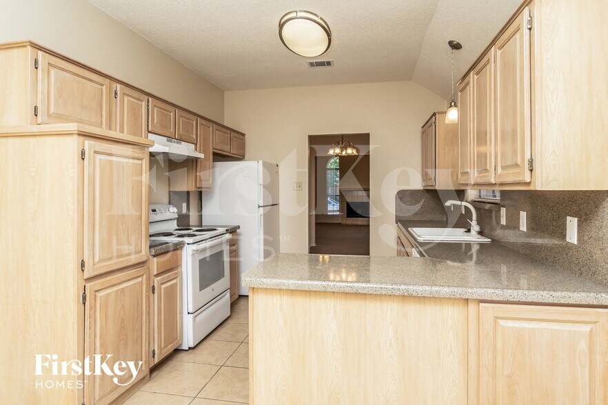 Building Photo - 2021 Greenview Dr