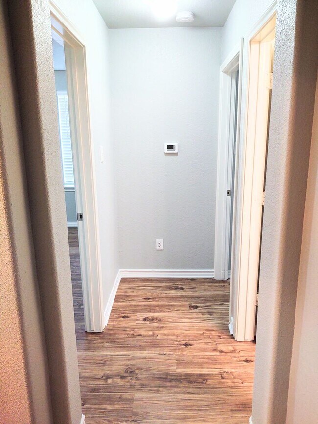 Building Photo - 4 Bed / 2 Bath House in secluded neighborhood with a park and walking trail