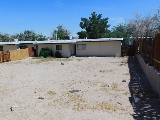 Building Photo - 4BD/2BA In La Mirage. Large Backyard!
