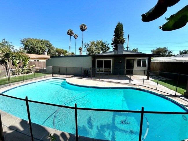 Building Photo - Beautiful Clairemont House with Pool and Solar!