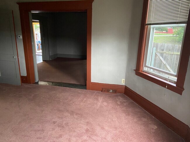 Building Photo - 39 Maple Ave