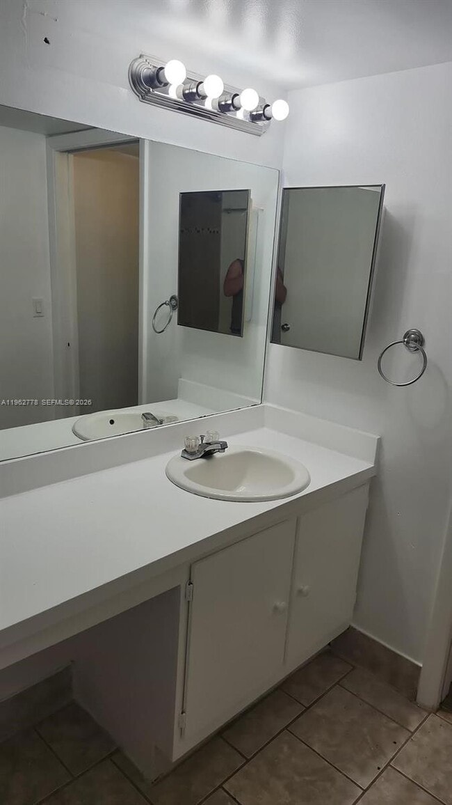 Building Photo - 2850 N Oakland Forest Dr