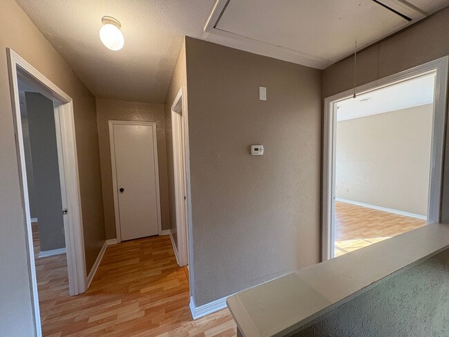 Building Photo - Huge 2 bedroom/2.5 bathroom Townhouse with...