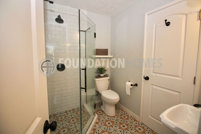 Building Photo - Charming 3 bed, 2 bath home nestled on a l...