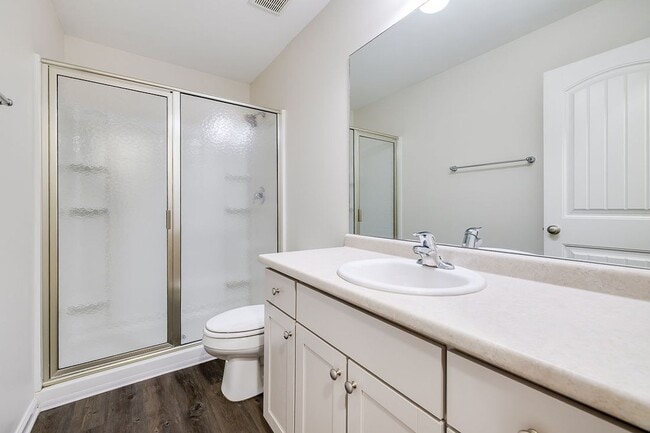 Building Photo - Spacious Custom 8 Bed 4.5 Bath Home on Lar...