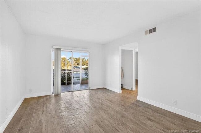 Building Photo - 1564 SE Royal Green Cir