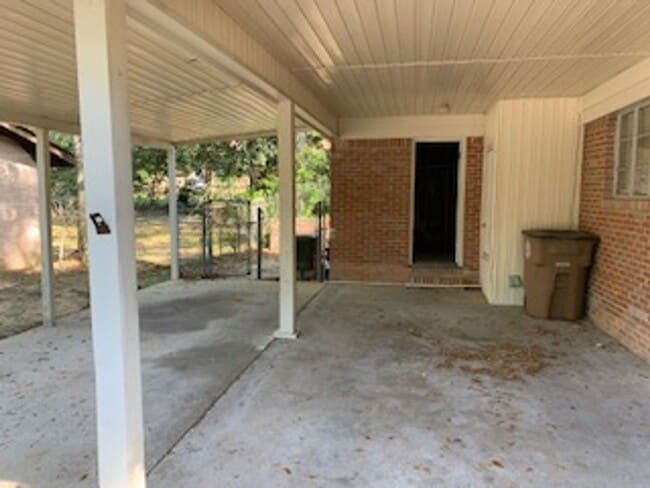 Building Photo - 3/2 Brick Home near USA campus