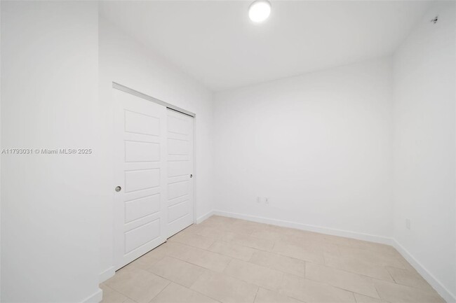 Building Photo - 2150 N Bayshore Dr