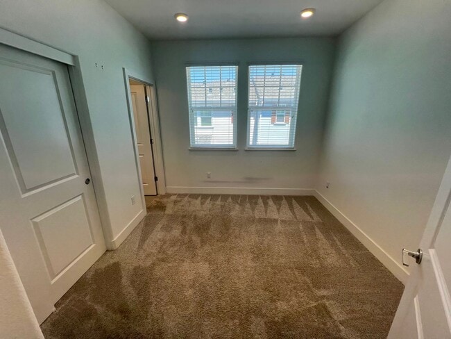 Building Photo - Beautiful 3 bed 2.5 bath Townhouse in Moun...