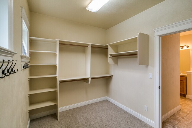 Building Photo - Beautiful 4-Bedroom, 3-Bath Home With Central Heat & A/C!