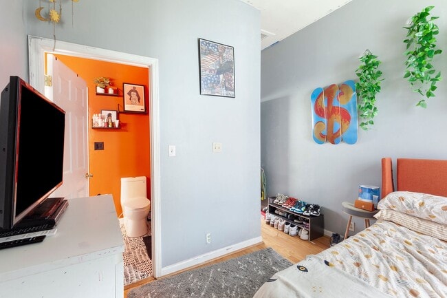 Building Photo - Stylishly Updated 3/2 w/ Large Deck in Grant Park!