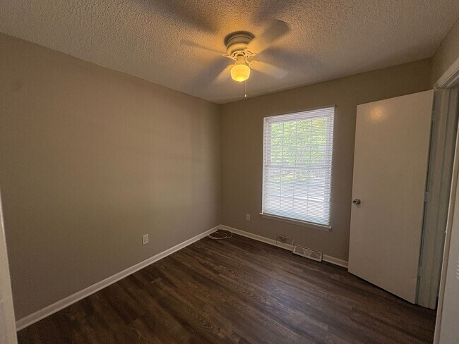 Building Photo - 3 Bedroom 2 Bathroom Available Now! Blue Springs, MO!!