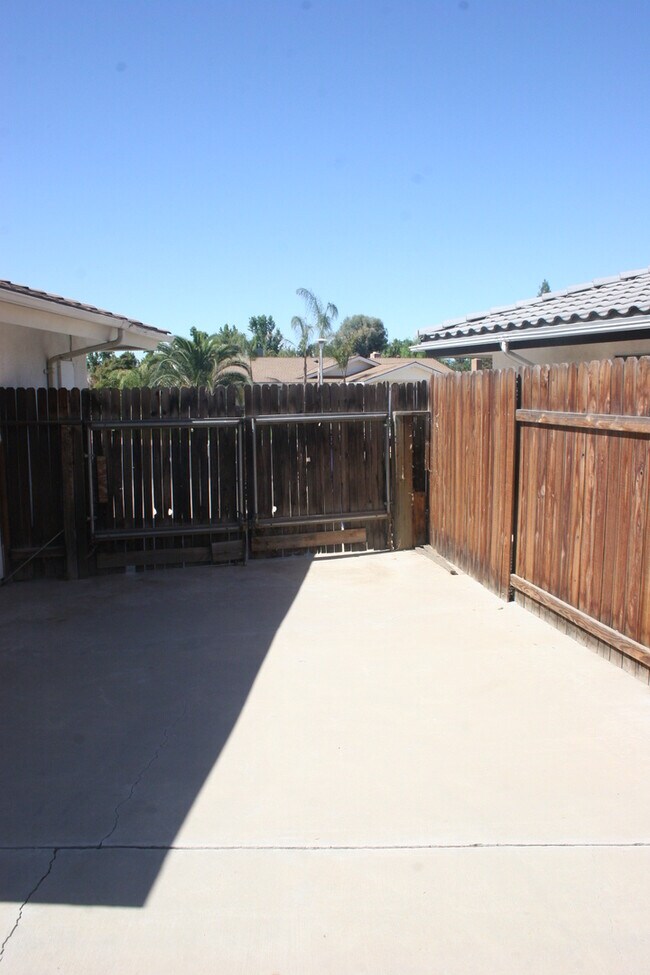 Building Photo - POOL!  Nice 3+2.5 Southwest Bakersfield - Laurelglen Area
