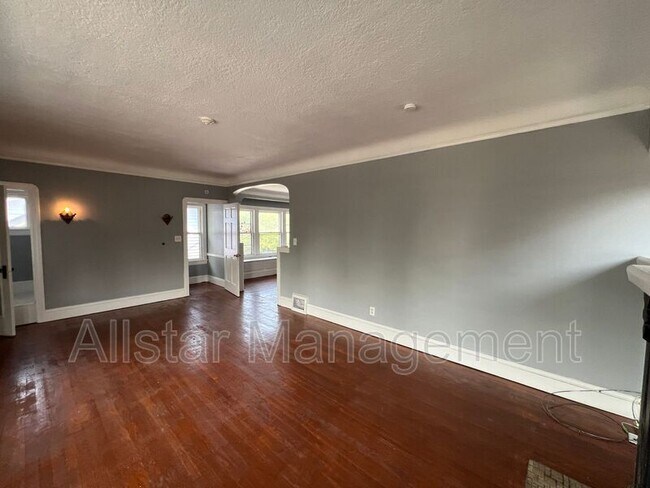 Building Photo - 3255 E 139th St