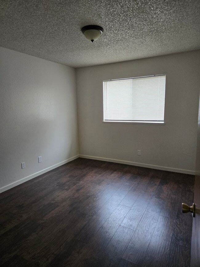 Building Photo - Unit For Rent