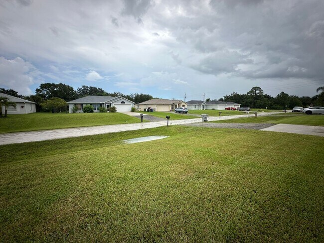 Building Photo - Modern 3-Bedroom Single-Family Home for Re...