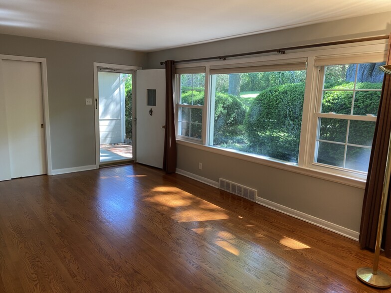 Living room - 755 Weidman Rd