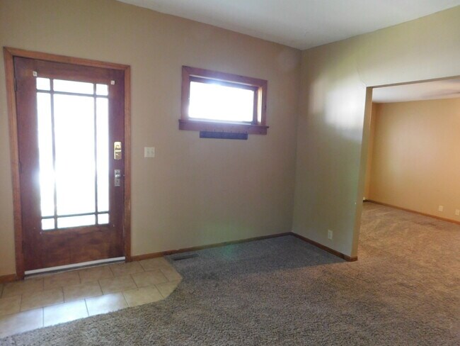 Building Photo - Huge 2 bedroom/1 bath close to the Hosptia...