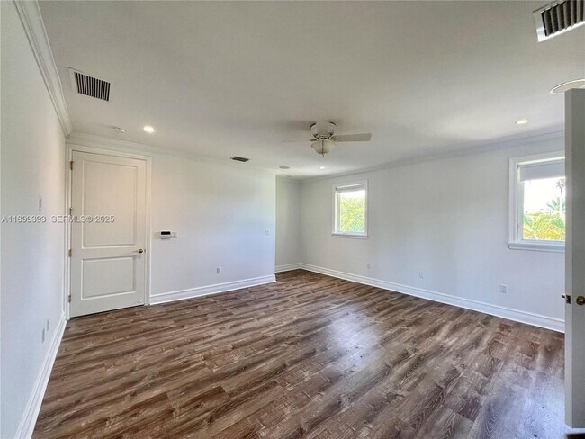 Building Photo - 573 Satinwood Dr