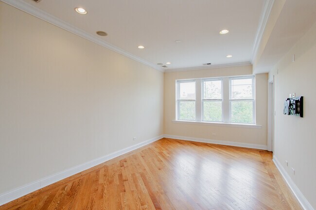 Building Photo - 6150 N Ravenswood Ave