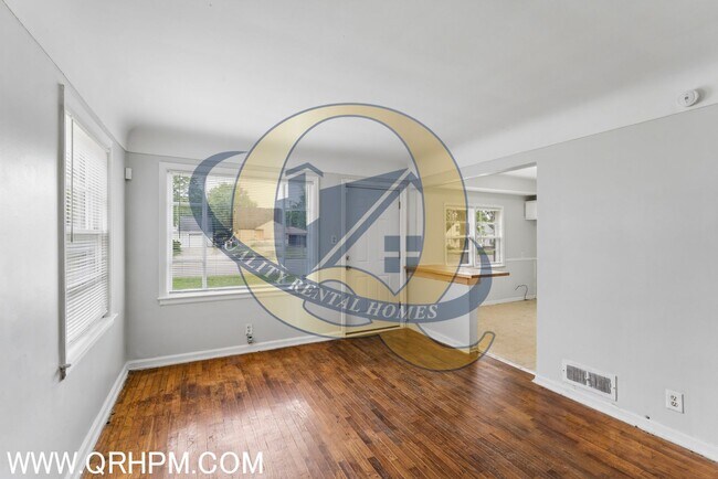 Building Photo - Don't miss your opportunity to make this home yours!