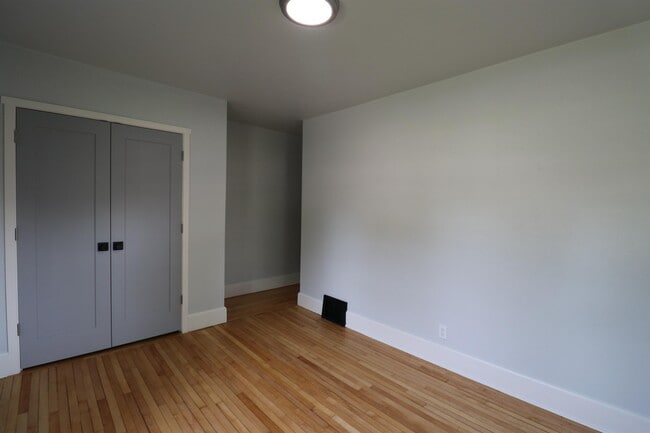 Building Photo - 855 Langlade Ave