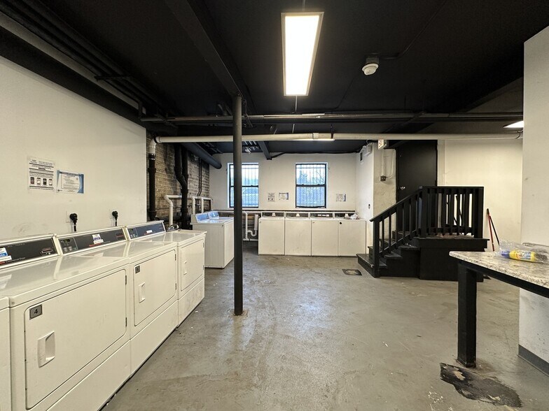 Building Photo - 3627 W Dickens Ave